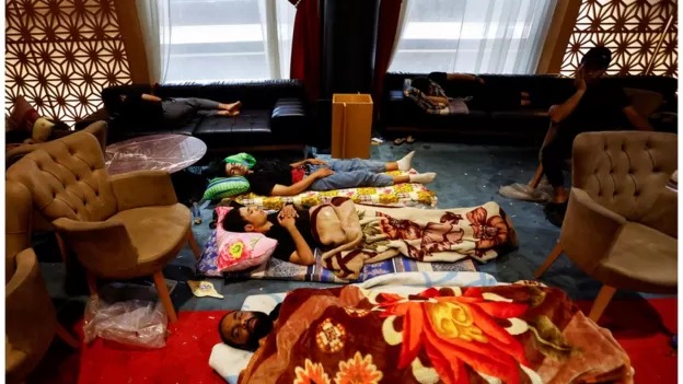 ادامه تحصن صدری ها در پارلمان عراق / مقتدی صدر: قانون اساسی اصلاح شود ادامه تحصن صدری ها در پارلمان عراق / مقتدی صدر: قانون اساسی اصلاح شود