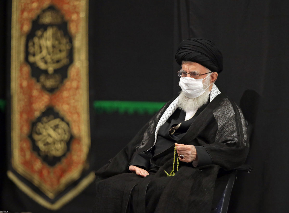 مراسم عزاداری محرم با حضور مقام معظم رهبری (عکس)