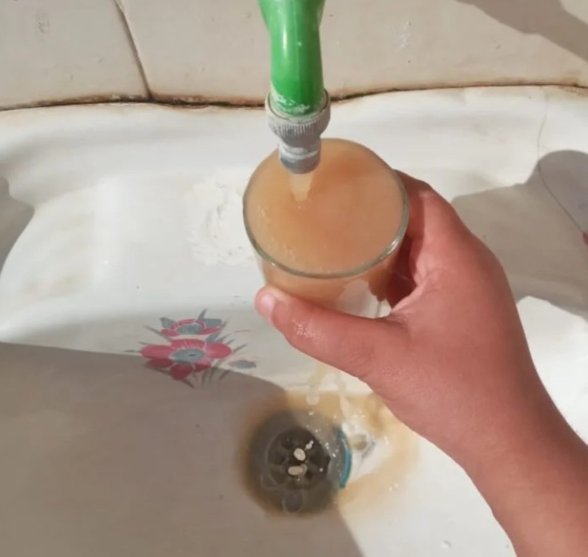 آب گِل‌آلود در رامشیر خوزستان (+عکس)/ 

مردم روستا با آب کولرگازی، وضو می گیرند/

آبفا: کاری از دست ما بر نمی آید