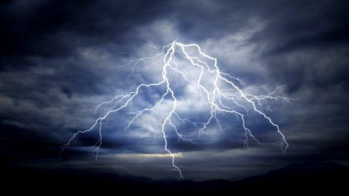 ببینید| برخورد صاعقه به کاخ سفید