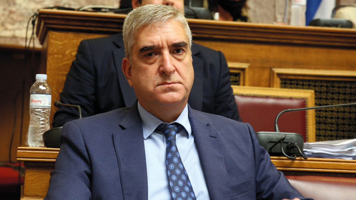 استعفای رئیس سازمان اطلاعاتی یونان / دلیل: جاسوسی از فعال سیاسی و روزنامه نگار