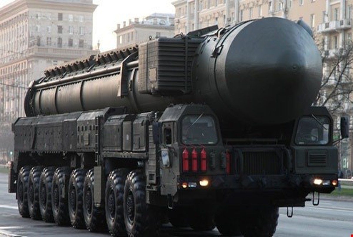 روسیه؛ تصادف لانچر موشک بالستیک توپول M  با خودرو (عکس)