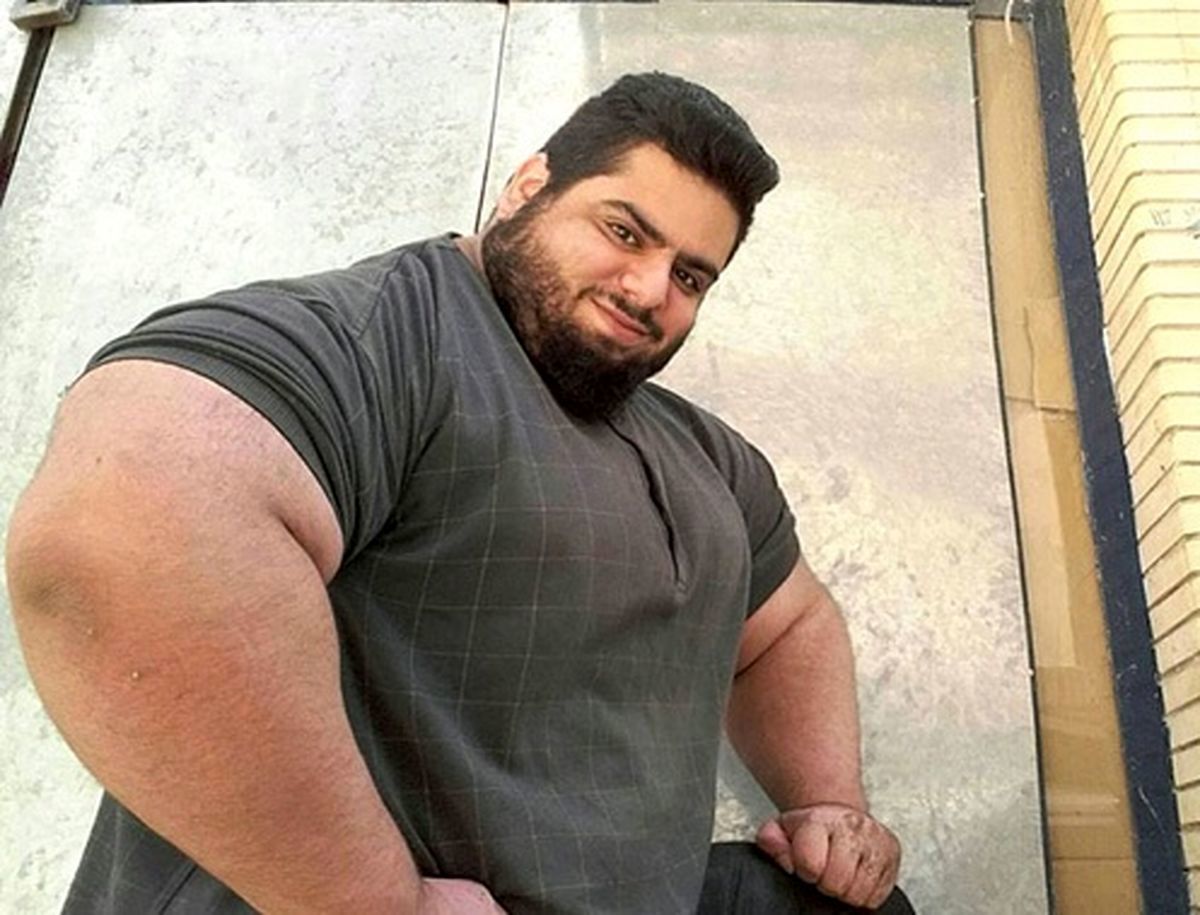 ببینید| تصاویر جدید از هالک ایرانی پیش از مبارزه جنجالی: زدن مشت به شکم مجری !