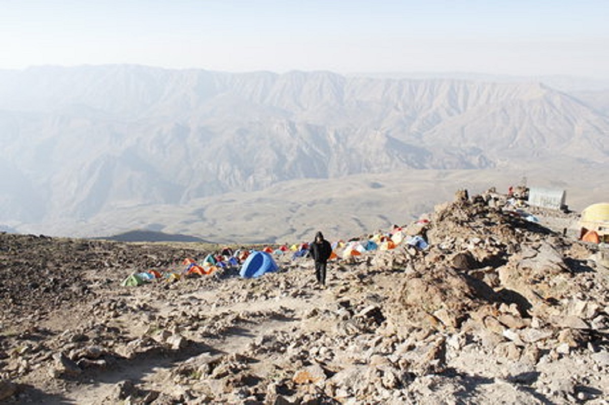 حضور بیش از ۲۵۰۰ کوهنورد در دماوند / بی‌توجهی به هشدارها / نفس امدادگران گرفته شد