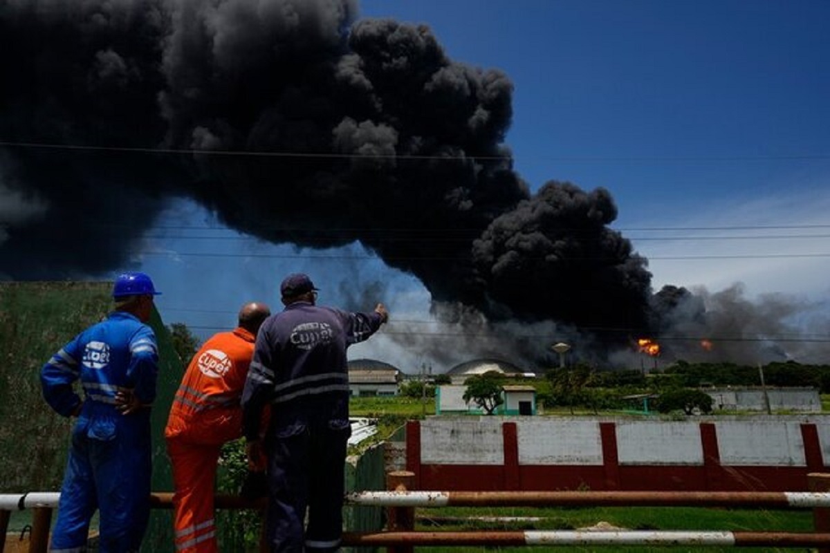 صاعقه تاسیسات نفتی کوبا را به آتش کشید / درخواست کمک از 