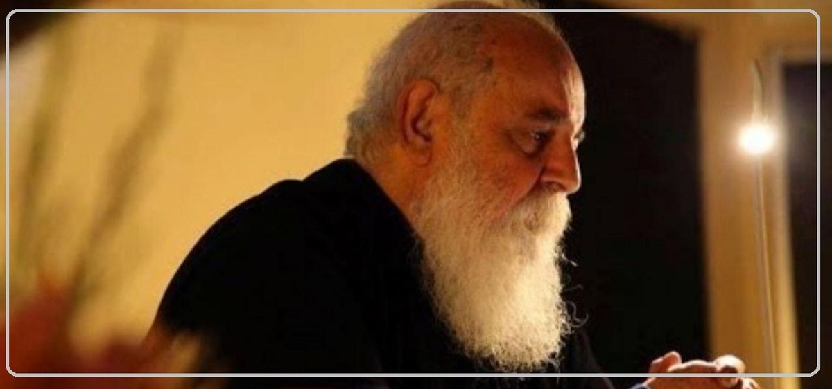 نصب بنرهای درگذشت هوشنگ ابتهاج در تهران