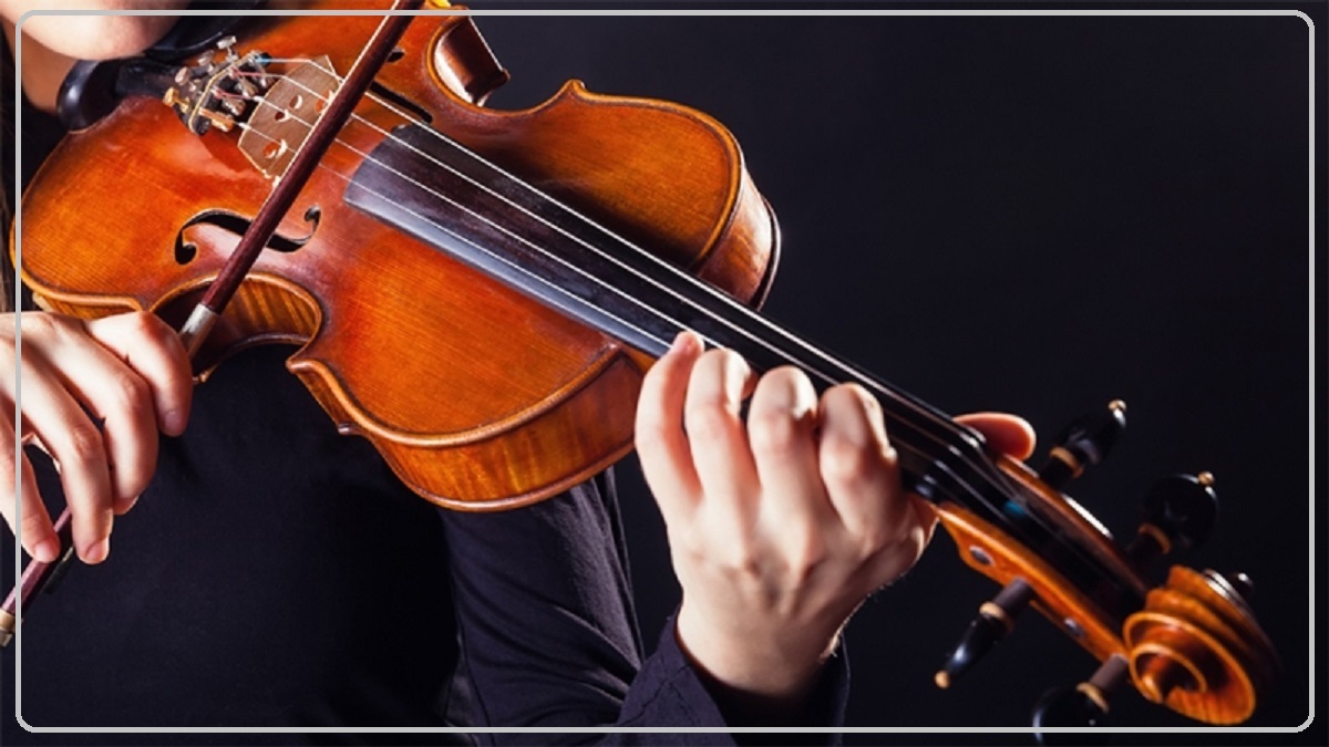 ببینید| دختربچه مسحور نوای ساز نوازنده