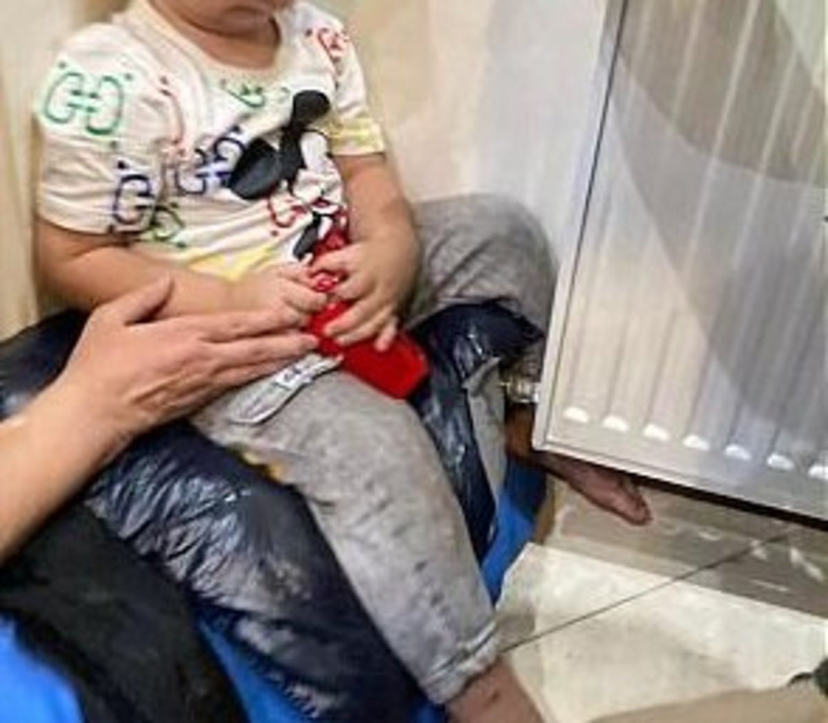 گیر کردن پای کودک در میان شبکه‌ های رادیاتور خانه (+عکس)