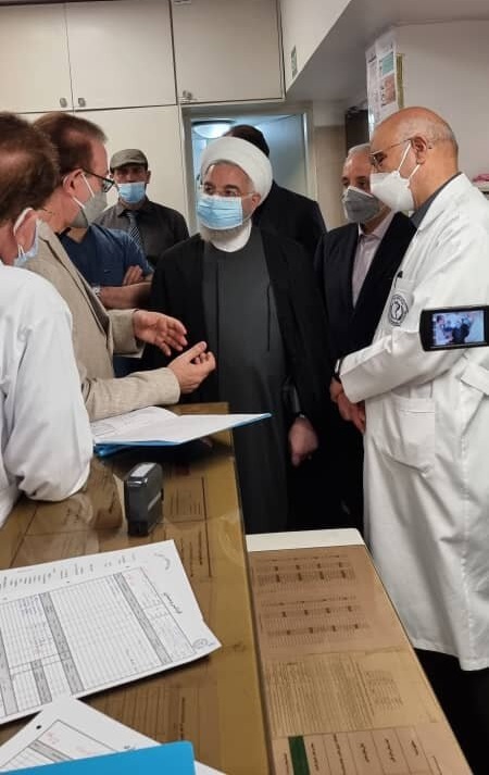 عیادت روحانی از نوبخت در بخش مراقبتهای ویژه بیمارستان (+ عکس) عیادت روحانی از نوبخت در بخش مراقبتهای ویژه بیمارستان (+ عکس)