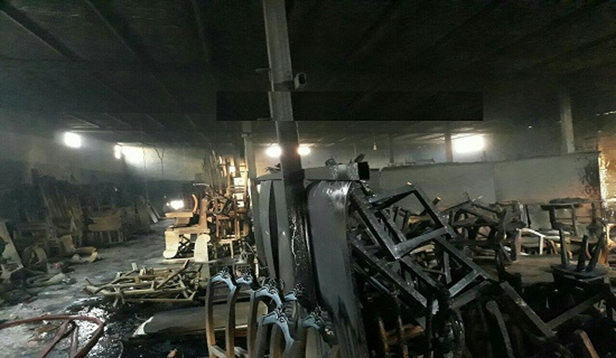 آتش‌سوزی گسترده‌ کارگاه مبل در شهرک صنعتی پرند