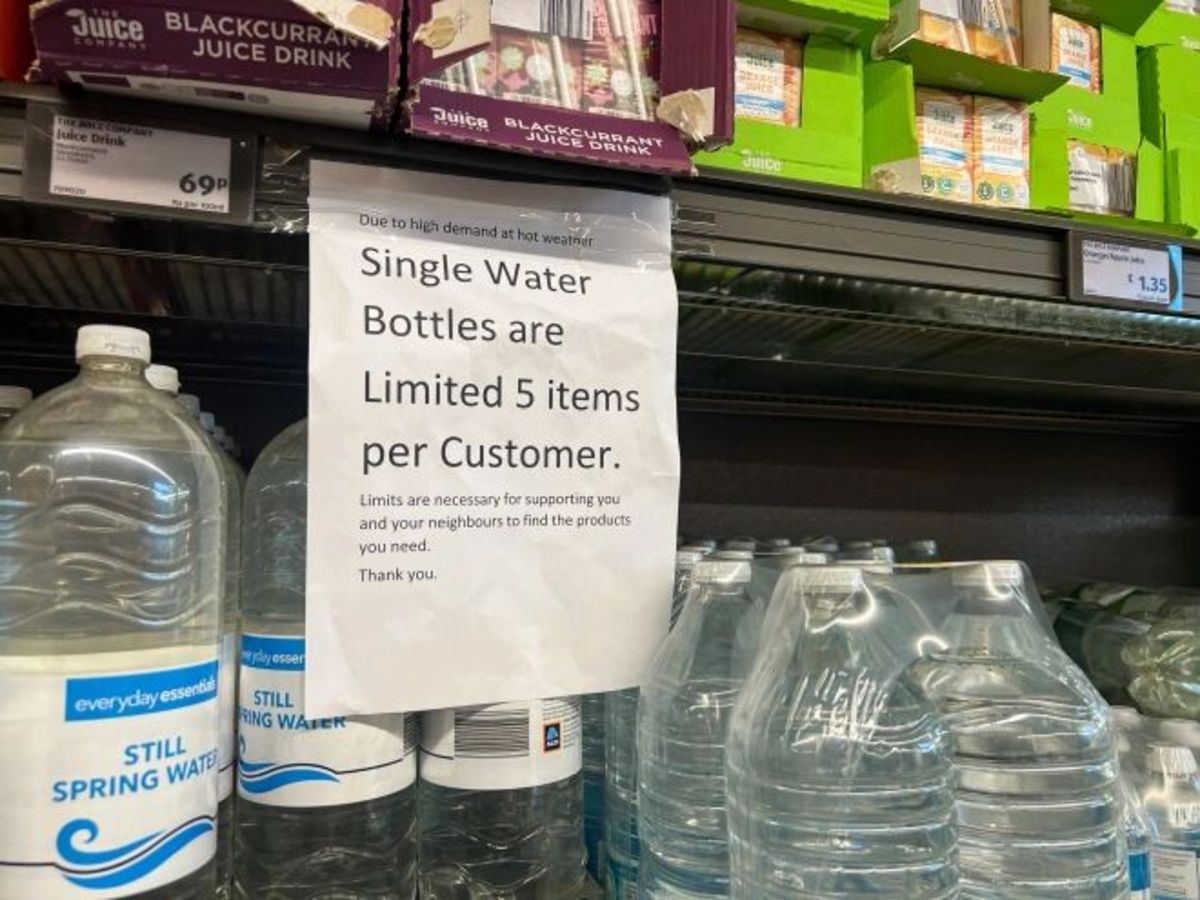 خشکسالی در بخش‌هایی از انگلیس/ یک فروشگاه: هر نفر مجاز به خرید 5 بطری آب می‌باشد