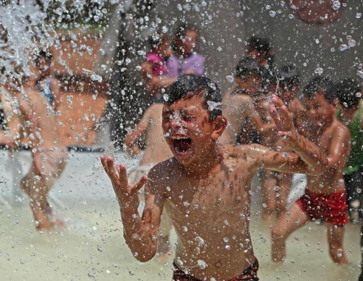 شادمانی کودکان آواره سوری در استخر (عکس)