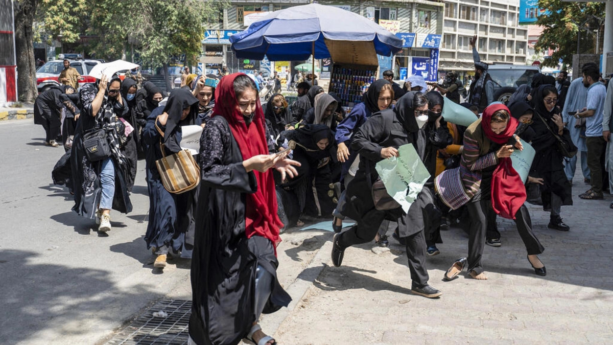 کابل؛ تجمع اعتراضی زنان در سالگرد حاکمیت طالبان/ شلیک هوایی طالبان / کتک زدن زنان و خبرنگاران