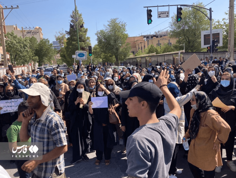 9 روز بی آبی مردم را به خیابان کشاند/ جزئیات تجمعات گسترده مردم در شهرکرد 9 روز بی آبی مردم را به خیابان کشاند/ جزئیات تجمعات گسترده مردم در شهرکرد