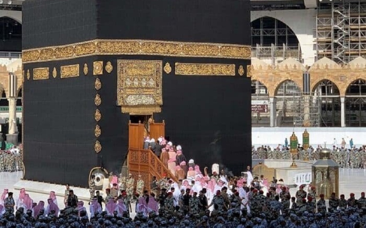 جدیدترین تصاویر منتشر شده از داخل کعبه/ بن سلمان اینجا چه می‌کند؟