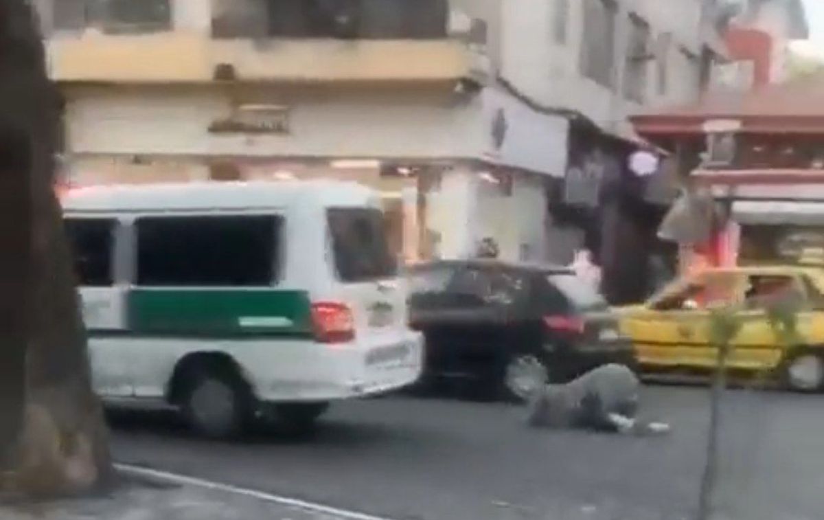 انتشار ویدیوی جنجالی از افتادن یک زن از ون پلیس در رشت / پلیس گیلان: شهروند خانم پس از حرکت خودرو پلیس، از پنجره خودرو آویزان شده بود؛ ادعای پرتاب کردنش، کذب است