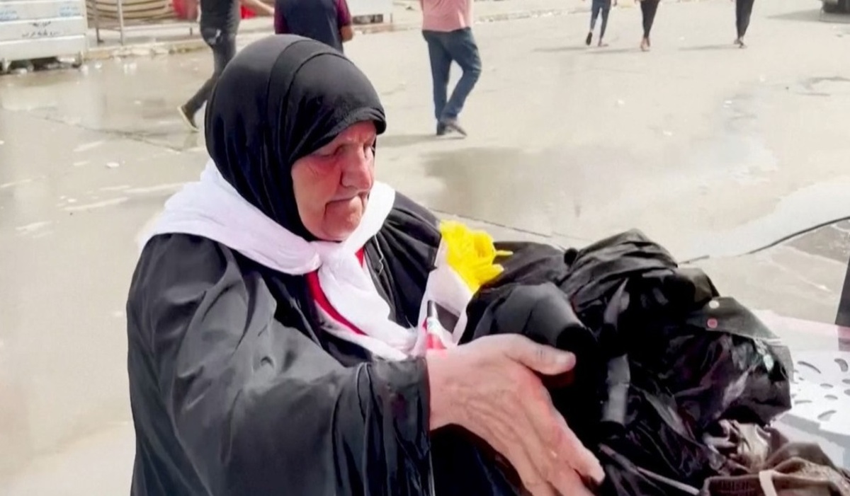 خدمات رسانی متفاوت پیرزن عراقی به هواداران مقتدی صدر (فیلم)
