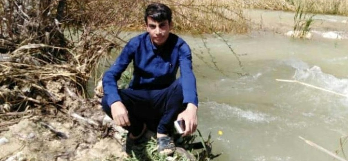 این جوان موتورسوار، جان صدها نفر را در سیل استهبان نجات داد (+عکس)