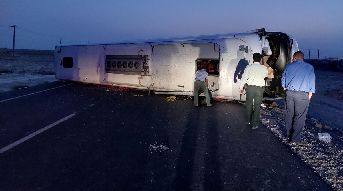 واژگونی اتوبوس در ابرکوه یزد/ ۲۰ نفر مصدوم شدند