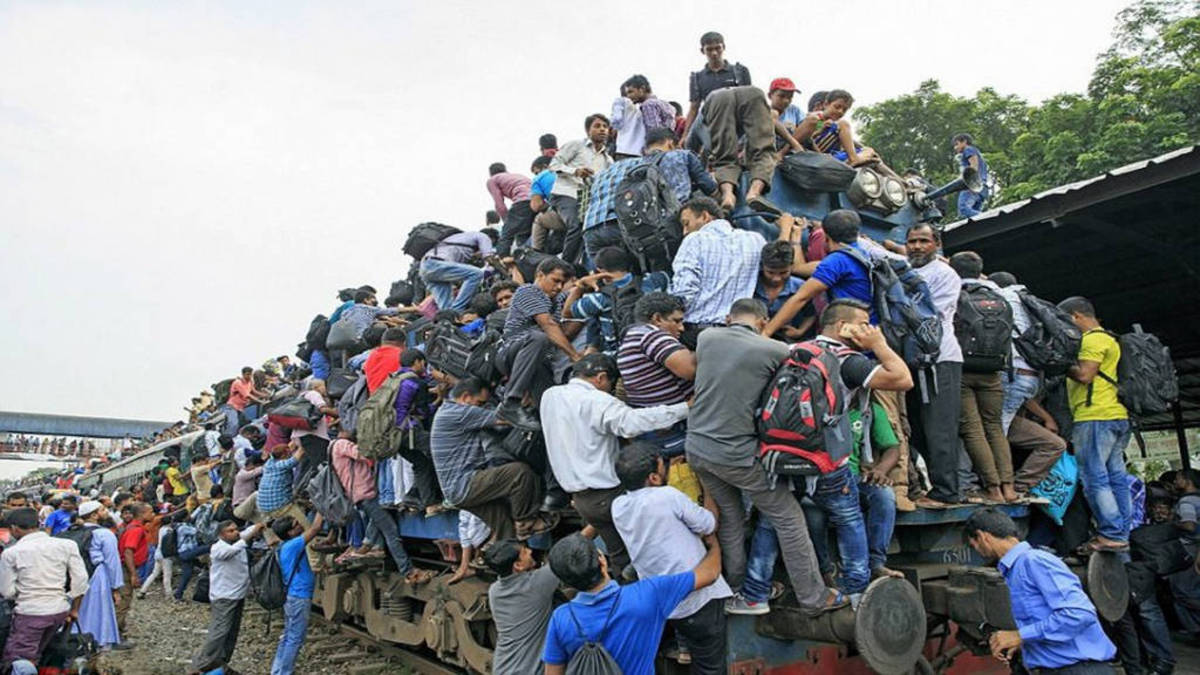 نحوه سوار شدن قطار در بنگلادش! (فیلم)