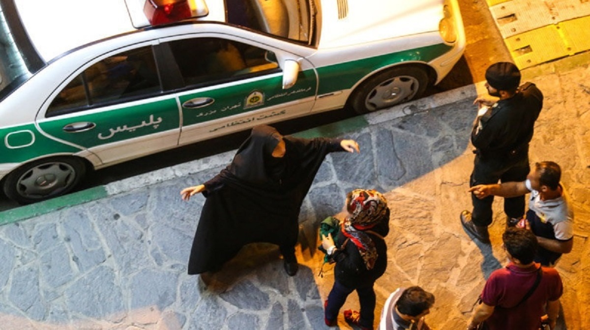 روزنامه همشهری: درمورد مقابله با بدحجابی، پلیس تلاش دارد از ابزار امنیتی خود کمترین استفاده را بکند