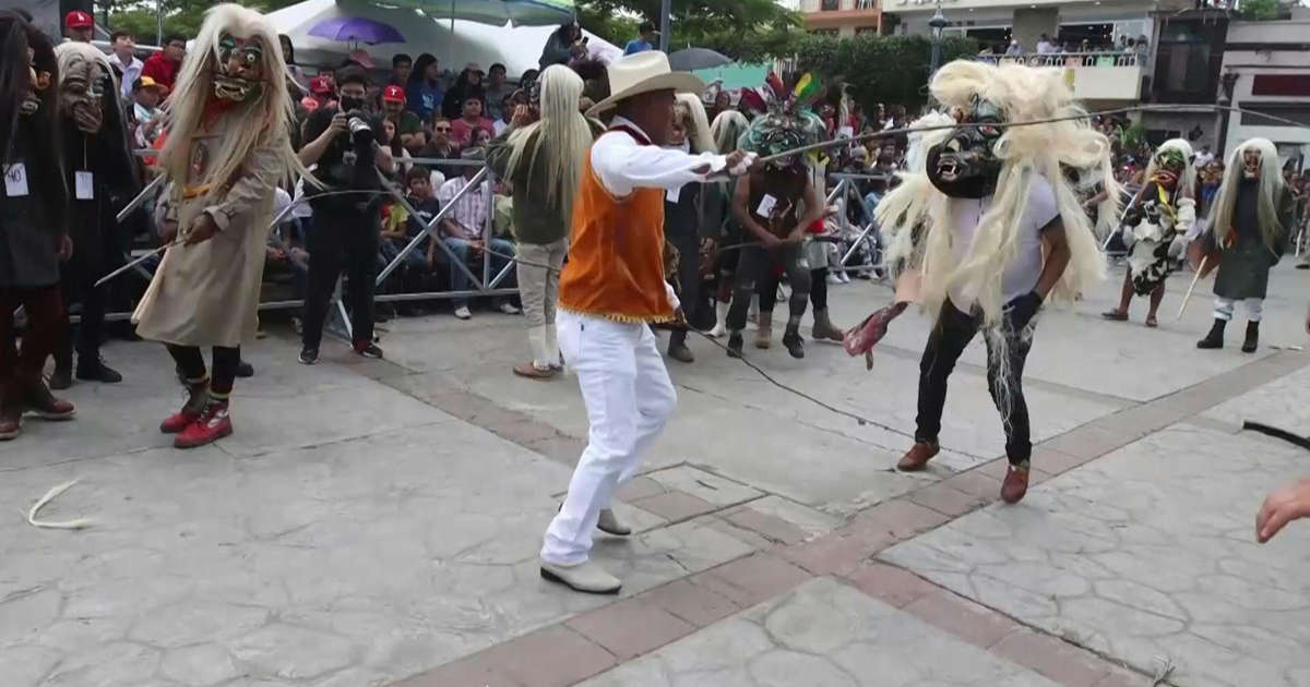 ببینید| اجرای نمایش آئینی عجیب در مکزیک/ با رقص و شلاق، ماسک‌های بزرگ و موهای بلند