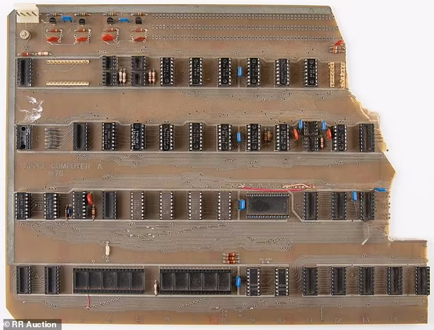 حراج نمونه اولیه کامپیوتر اپلِ استیو جابز با پیش بینی فروش بیش از نیم میلیون دلار حراج نمونه اولیه کامپیوتر اپلِ استیو جابز با پیش بینی فروش بیش از نیم میلیون دلار