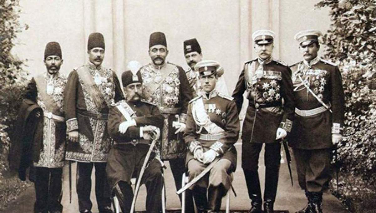 مظفرالدین شاه در مراسم گشایش اولین جلسه مجلس شورای ملی/ شاه علیل و مریض را با زحمت آوردند  + عکس