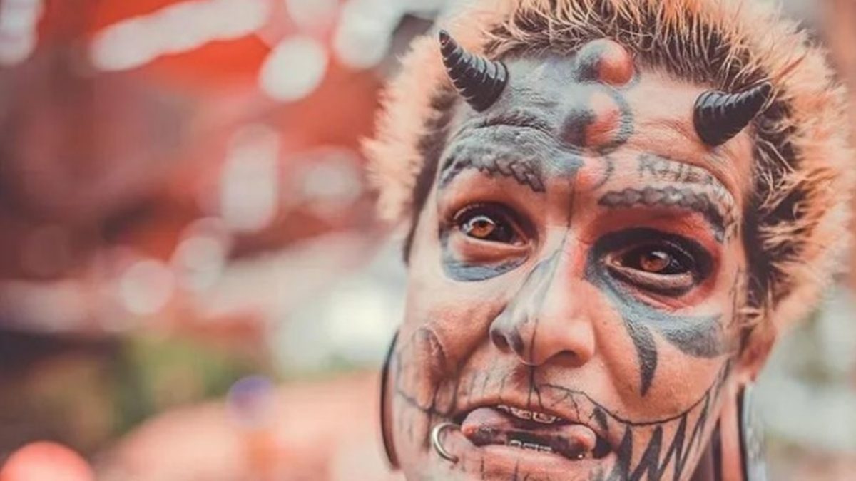 مردی شبیه شیطان واقعی با شاخ های ایمپلنت شده در پیشانی (+عکس)