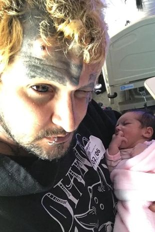 مردی شبیه شیطان واقعی با شاخ های ایمپلنت شده در پیشانی (+عکس) مردی شبیه شیطان واقعی با شاخ های ایمپلنت شده در پیشانی (+عکس)