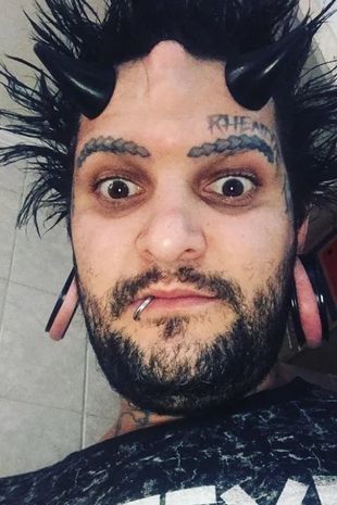 مردی شبیه شیطان واقعی با شاخ های ایمپلنت شده در پیشانی (+عکس) مردی شبیه شیطان واقعی با شاخ های ایمپلنت شده در پیشانی (+عکس)