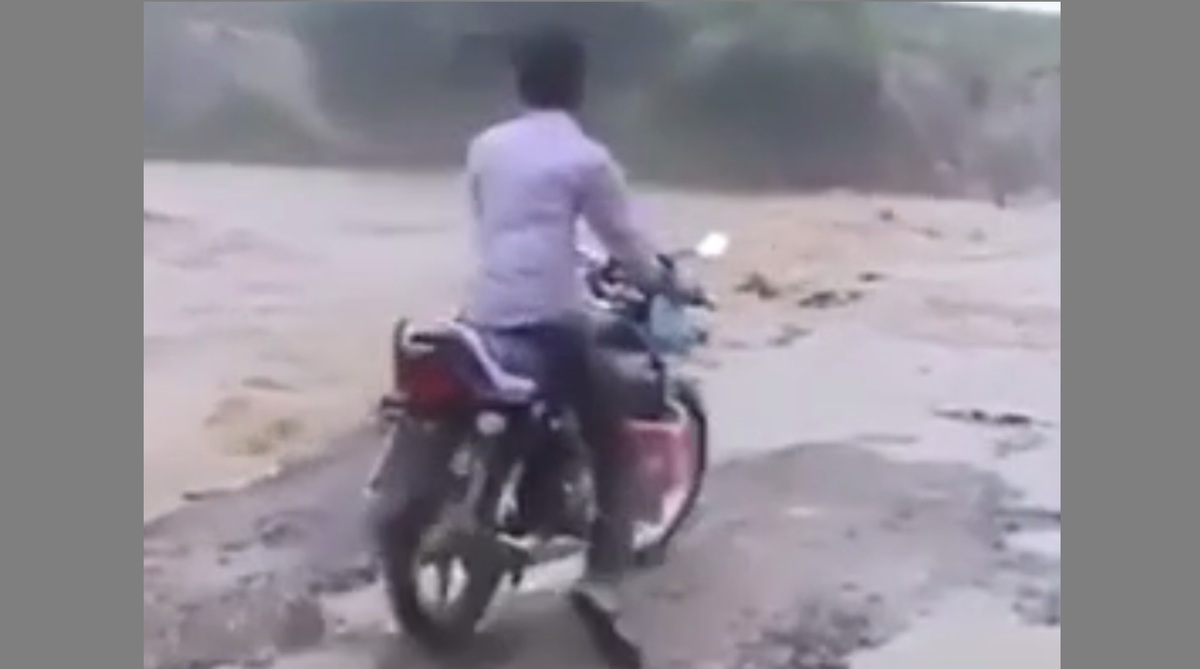 ببینید | حرکت عجیب شهروند کرمانی به سوی مرگ!/اصلاحیه: ویدوئو مربوط به هند است