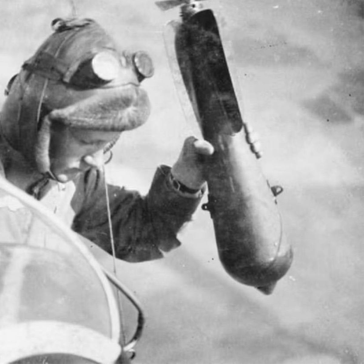 عکسی قدیمی مربوط به جنگ جهانی اول؛ کمک خلبان برای رهاکردن بمب آماده می‌شود