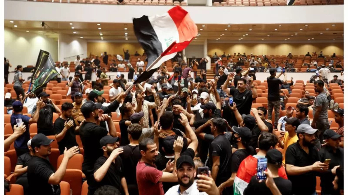 حمله دوباره حامیان مقتدی صدر به پارلمان عراق / تحصن در پارلمان / از عکس یادگاری تا چرت و شارژ موبایل (+عکس)