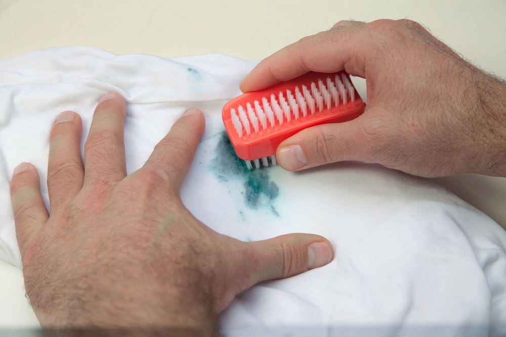 بهترین روش پاک کردن چسب ۱۲۳ از روی لباس بهترین روش پاک کردن چسب ۱۲۳ از روی لباس