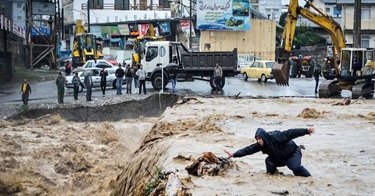 حضور تیم‌های امدادی صنعت آب و برق در مناطق مختلف سیل‌زده