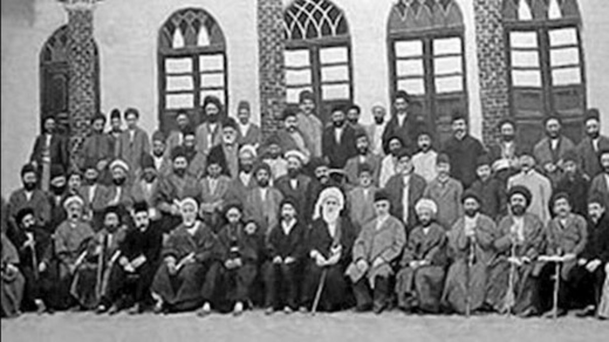 روزنامه اطلاعات: چرا مثل گذشته نمایندگان مجلس را بزازها، حلبی سازها، لحاف دوزها، لباس فروش ها، کبابی ها و معمارها و ... تشکیل نمی دهند؟