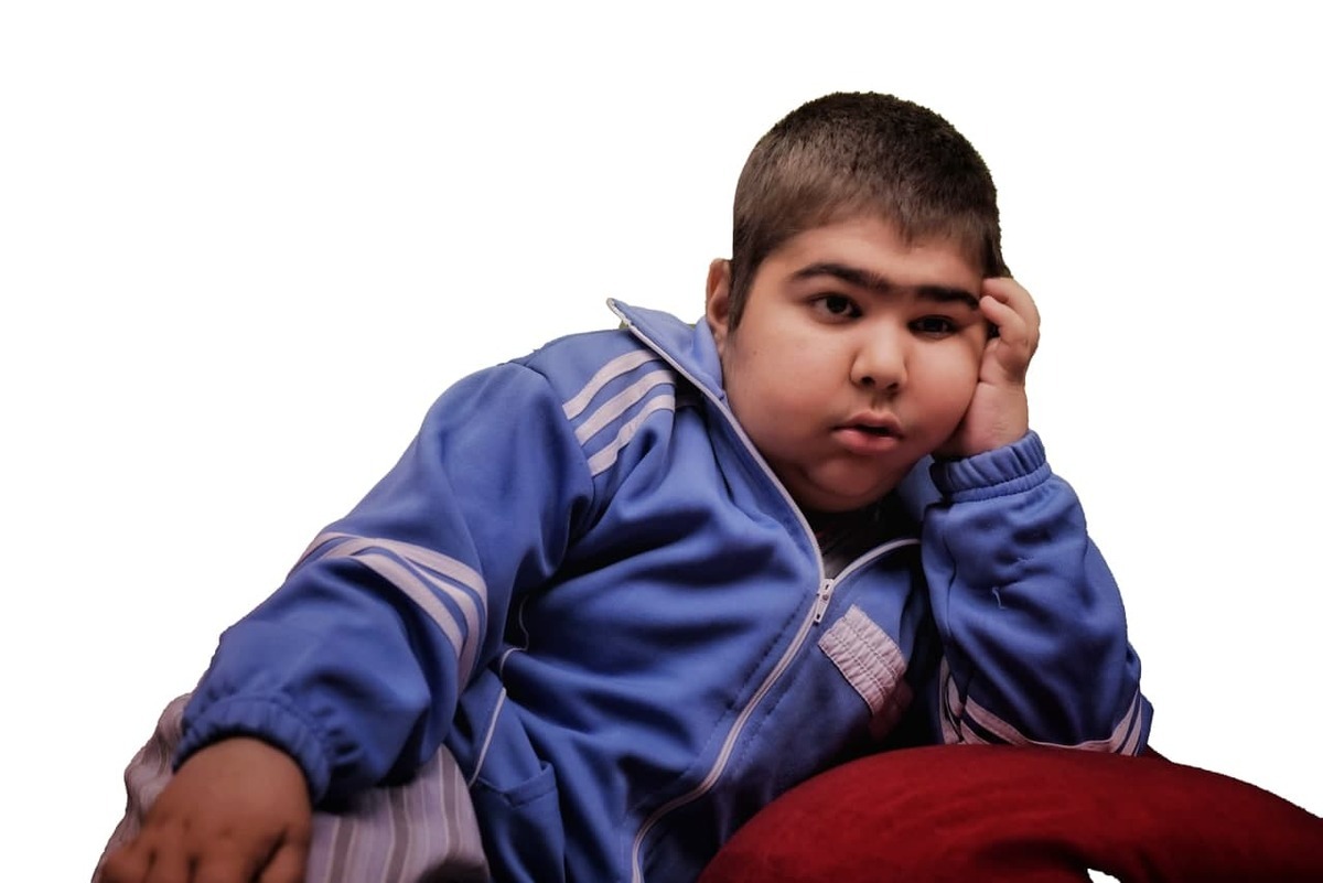 تغییر چهره بازیگر خردسال نوروز رنگی با سبیل و موهای بلند (عکس)