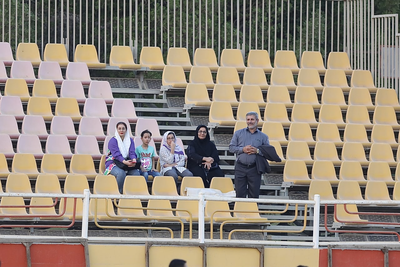 پای خانم‌ها به تماشای لیگ یک هم باز شد (عکس)
