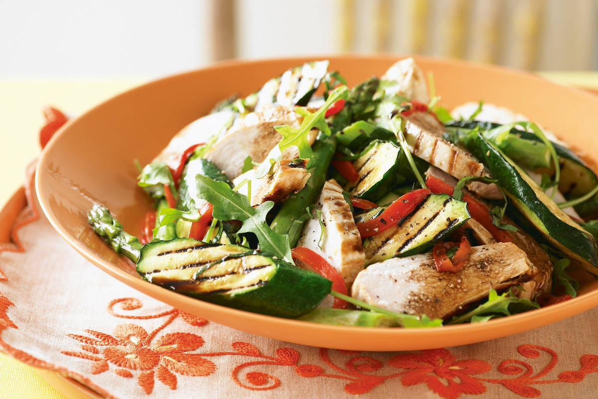 سالاد مرغ و سبزیجات؛ مناسب برای ورزشکاران و رژیمی‌ها