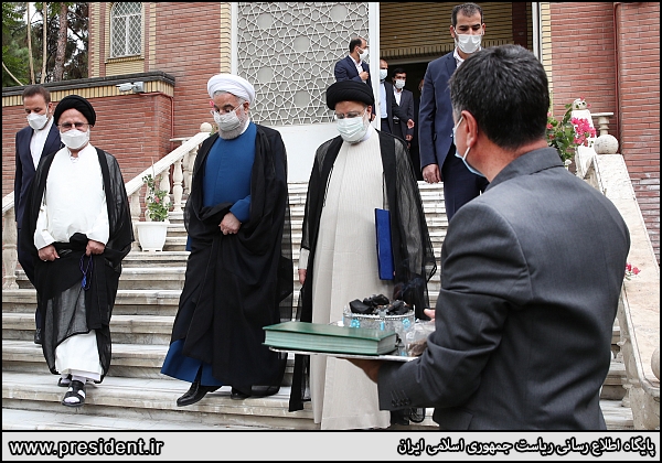 لباس رزمی که روحانی دیر به تن کرده است! لباس رزمی که روحانی دیر به تن کرده است!