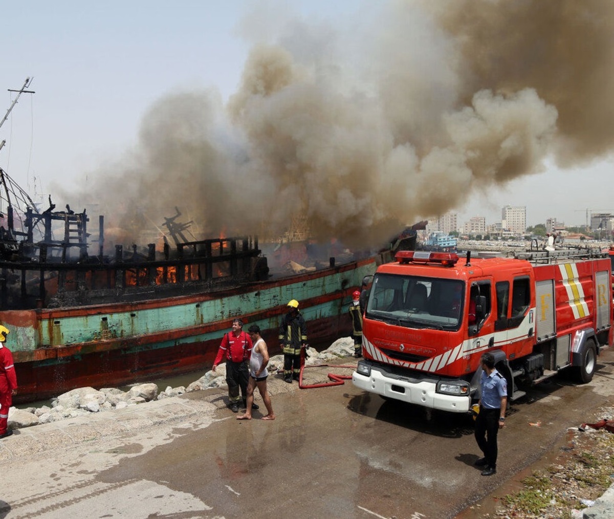حریق ۴ لنج صیادی در بندرگاه سیریک