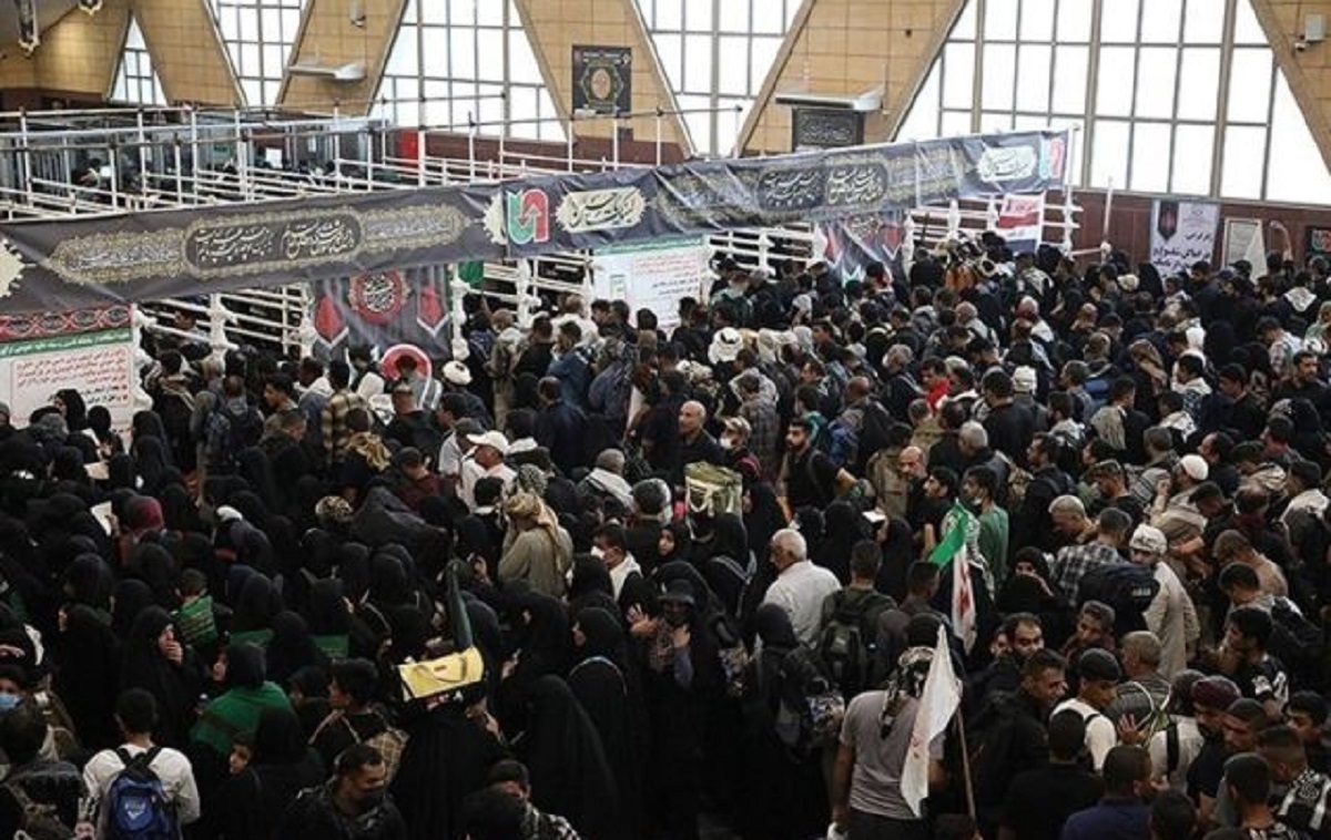 ببینید| موج جمعیت زائران اربعین در پایانه مرزی مهران