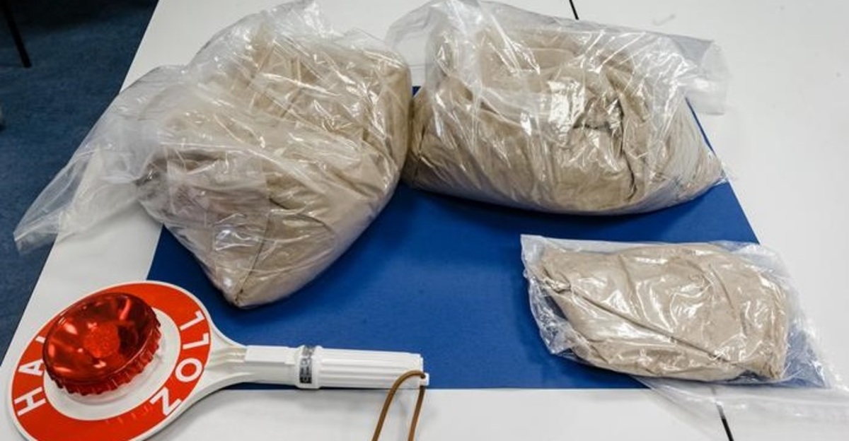 توقیف بزرگترین محموله مواد مخدر در آلمان/ بازداشت 4 نفر