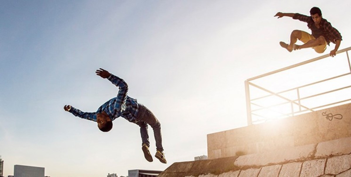 این جوانان آویزان میان زمین و هوا در تهران / مسابقات آزاد تابستانه پارکور عکس