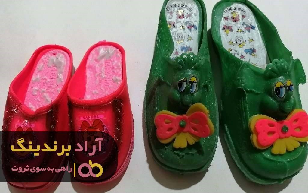 دمپایی قدیمی قرمز بندری پرطرفدار است دمپایی قدیمی قرمز بندری پرطرفدار است