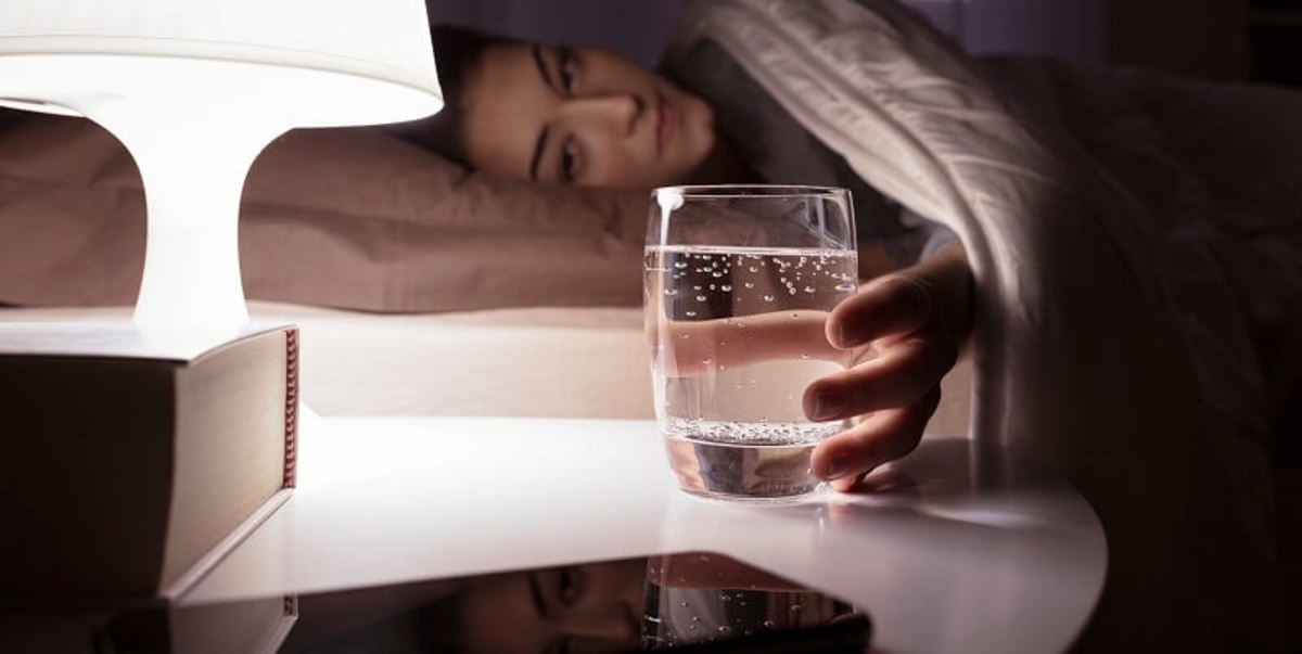 آیا قبل از خواب شبانه باید یک لیوان آب بنوشیم؟