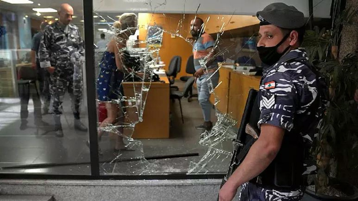 زنی در لبنان با تپانچه اسباب‌بازی پس‌اندازش را به زور از بانک بیرون کشید