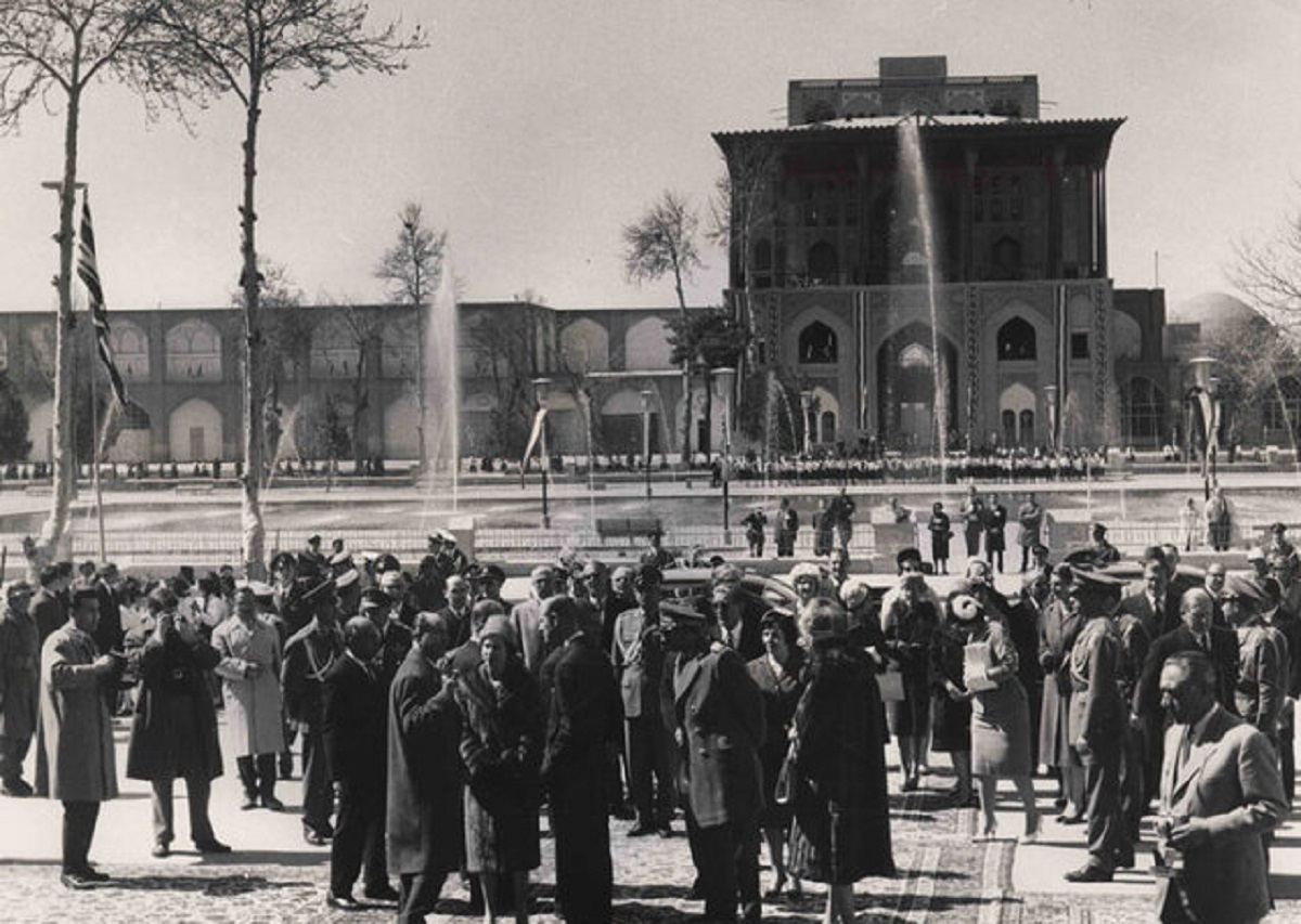 ارتباط سوراخ چهلستون به ملکه انگلیس!