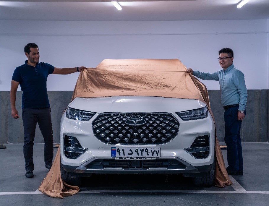 همکاری راننده مسابقات اتومبیلرانی با برند فونیکس